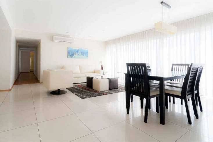 Apartamento con vista interior de 3 habitaciones, amoblado y moderno en San Isidro, Residencial Roosevelt